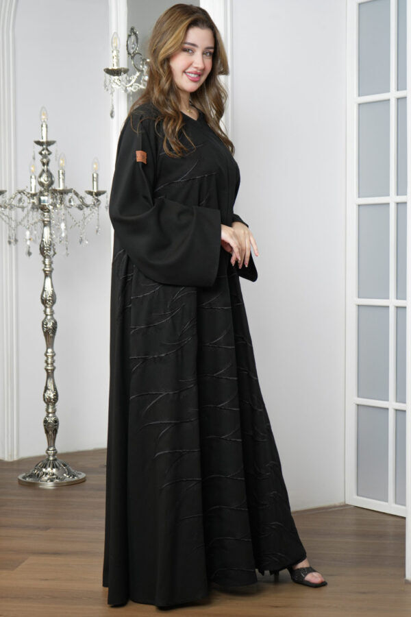 ⁦عباية حنين كلوش مطرزة بلاسود⁩ - الصورة ⁦2⁩