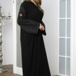 ⁦عباية كريب بشك على الأكمام على شكل  جذور ورد⁩ - الصورة ⁦2⁩