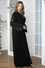 ⁦عباية كريب بشك على الأكمام على شكل  جذور ورد⁩ - الصورة ⁦2⁩