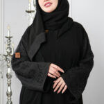 ⁦عباية كريب بشك على الأكمام على شكل  جذور ورد⁩ - الصورة ⁦6⁩