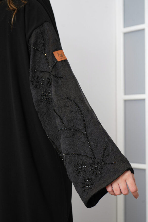 ⁦عباية كريب بشك على الأكمام على شكل  جذور ورد⁩ - الصورة ⁦9⁩