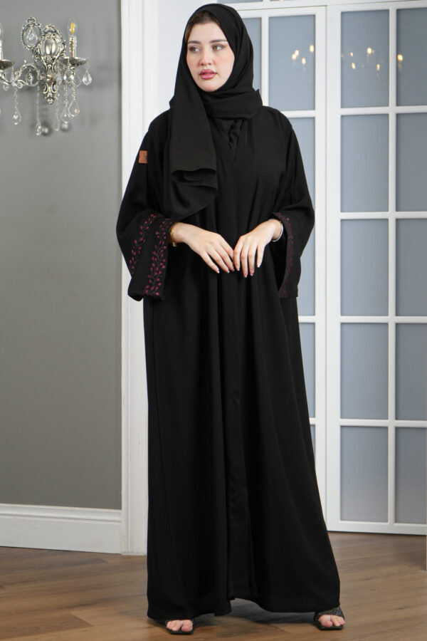 ⁦عبايه كارول كريب مطرزة بلون مخفي بلون عنابي⁩ - الصورة ⁦2⁩