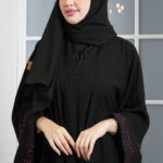 عبايه كارول كريب مطرزة بلون مخفي بلون عنابي