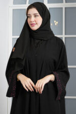 عبايه كارول كريب مطرزة بلون مخفي بلون عنابي