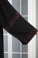 ⁦عبايه كارول كريب مطرزة بلون مخفي بلون عنابي⁩ - الصورة ⁦7⁩