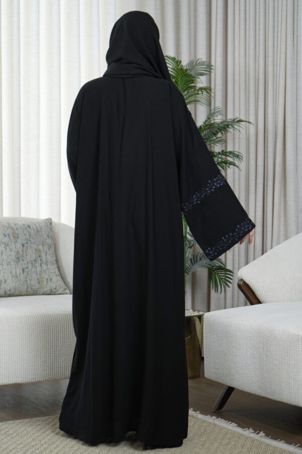 ⁦عبايه كارول كريب مطرزة بلون مخفي بلون كحلي⁩ - الصورة ⁦4⁩