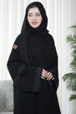 عبايه كارول كريب مطرزة بلون مخفي بلون كحلي