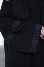 ⁦عبايه كارول كريب مطرزة بلون مخفي بلون كحلي⁩ - الصورة ⁦6⁩