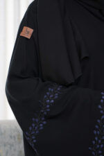 ⁦عبايه كارول كريب مطرزة بلون مخفي بلون كحلي⁩ - الصورة ⁦7⁩