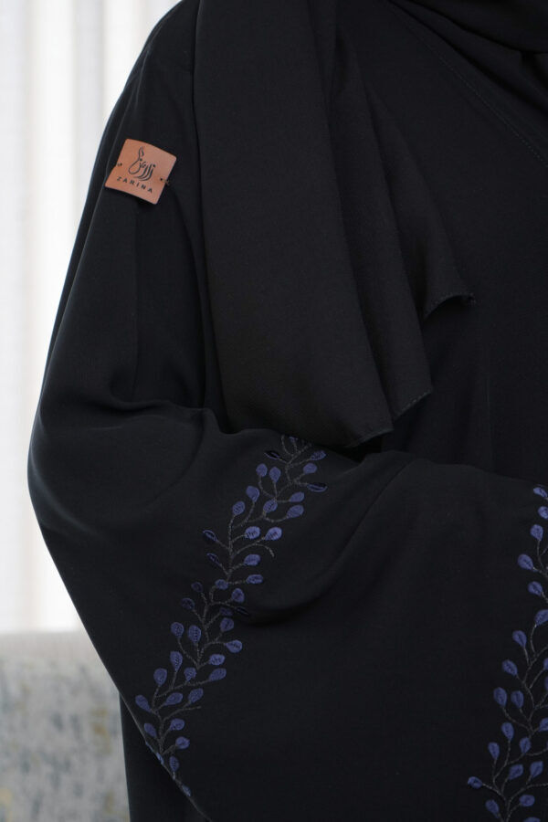 ⁦عبايه كارول كريب مطرزة بلون مخفي بلون كحلي⁩ - الصورة ⁦7⁩