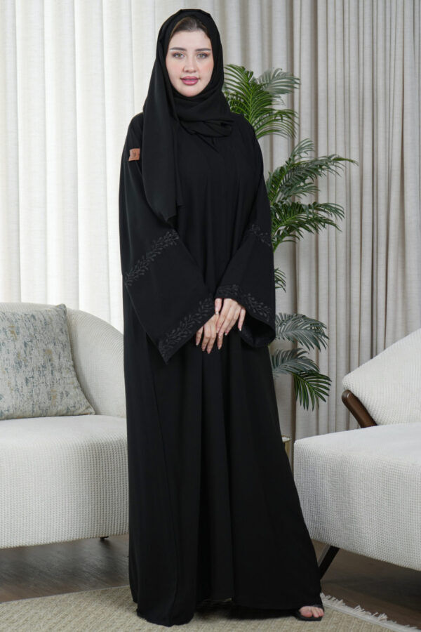 ⁦عبايه كارول كريب مطرزة بلون مخفي بلون اسود⁩ - الصورة ⁦2⁩