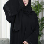 عبايه كارول كريب مطرزة بلون مخفي بلون اسود