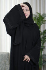 عبايه كارول كريب مطرزة بلون مخفي بلون اسود