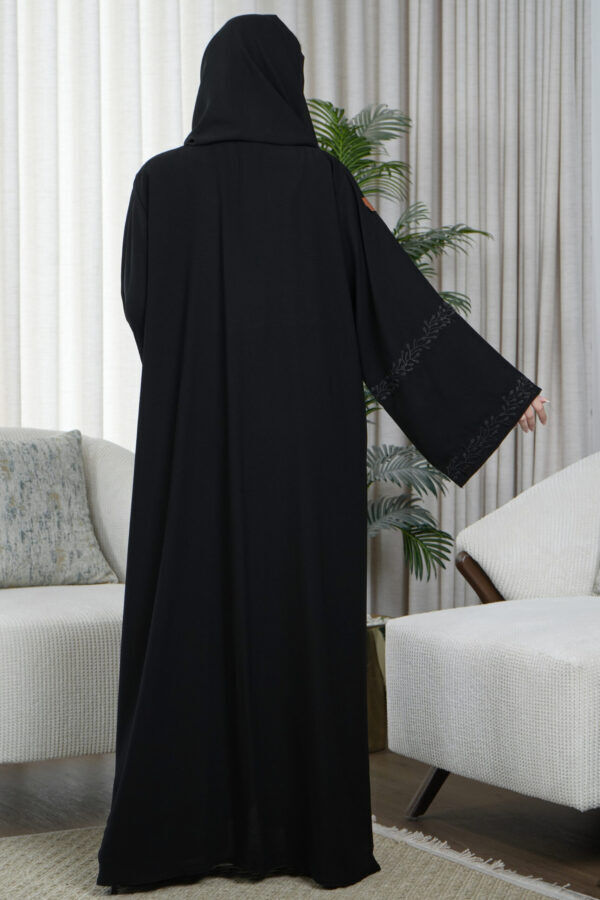 ⁦عبايه كارول كريب مطرزة بلون مخفي بلون اسود⁩ - الصورة ⁦6⁩