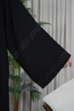 ⁦عبايه كارول كريب مطرزة بلون مخفي بلون اسود⁩ - الصورة ⁦7⁩