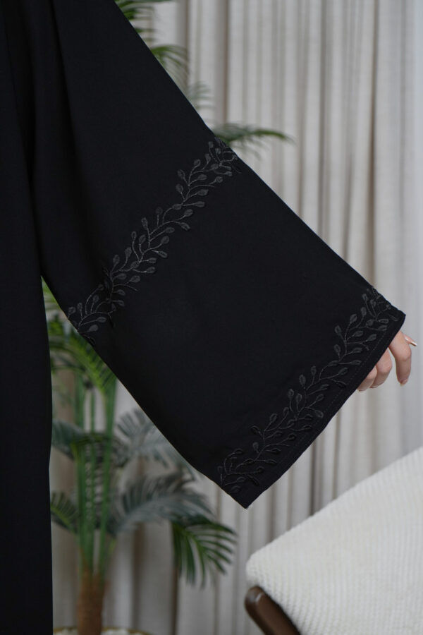 ⁦عبايه كارول كريب مطرزة بلون مخفي بلون اسود⁩ - الصورة ⁦7⁩