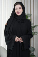 ⁦عبايه كارول كريب مطرزة بلون مخفي بلون اسود⁩ - الصورة ⁦8⁩