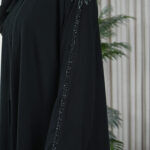 عبايه كتف بشك اسود على اكتاف