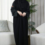 ⁦عبايه كريب بكم مفصول و شك اسود على اكمام⁩ - الصورة ⁦3⁩