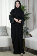 ⁦عبايه كريب بكم مفصول و شك اسود على اكمام⁩ - الصورة ⁦3⁩