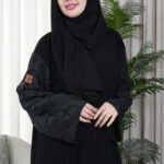 عبايه كريب بكم مفصول و شك اسود على اكمام