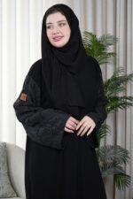 عبايه كريب بكم مفصول و شك اسود على اكمام