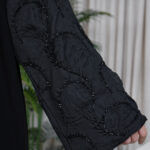 ⁦عبايه كريب بكم مفصول و شك اسود على اكمام⁩ - الصورة ⁦2⁩