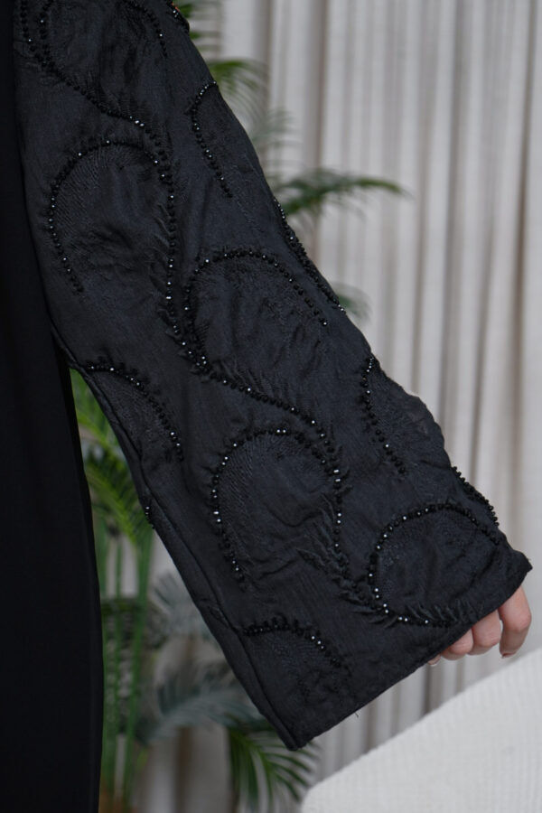 ⁦عبايه كريب بكم مفصول و شك اسود على اكمام⁩ - الصورة ⁦2⁩