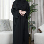 ⁦عباية بياقة دائري بشك يدوى على اكتاف بخيوط اسود⁩ - الصورة ⁦2⁩