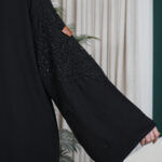 ⁦عباية بياقة دائري بشك يدوى على اكتاف بخيوط اسود⁩ - الصورة ⁦6⁩