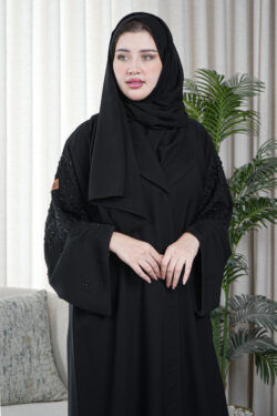 عباية بياقة دائري بشك يدوى على اكتاف بخيوط اسود