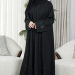 عبايه كلوش بتطريز اسود مخفي من كم واسفل العبايه