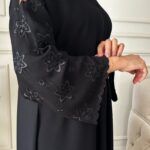 عباية كتف بكم مفصول بتطريز اسود على كم محدده ف بدايه