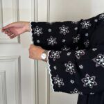 عباية كريب تطريز ابيض ورصاصي على كم