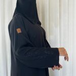 ⁦عبايه كلوش بتطريز مخفي من كم و اسفل العبايه⁩ - الصورة ⁦2⁩