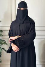 ⁦عباية مزينة بشك مخفي بلون اسود⁩ - الصورة ⁦2⁩