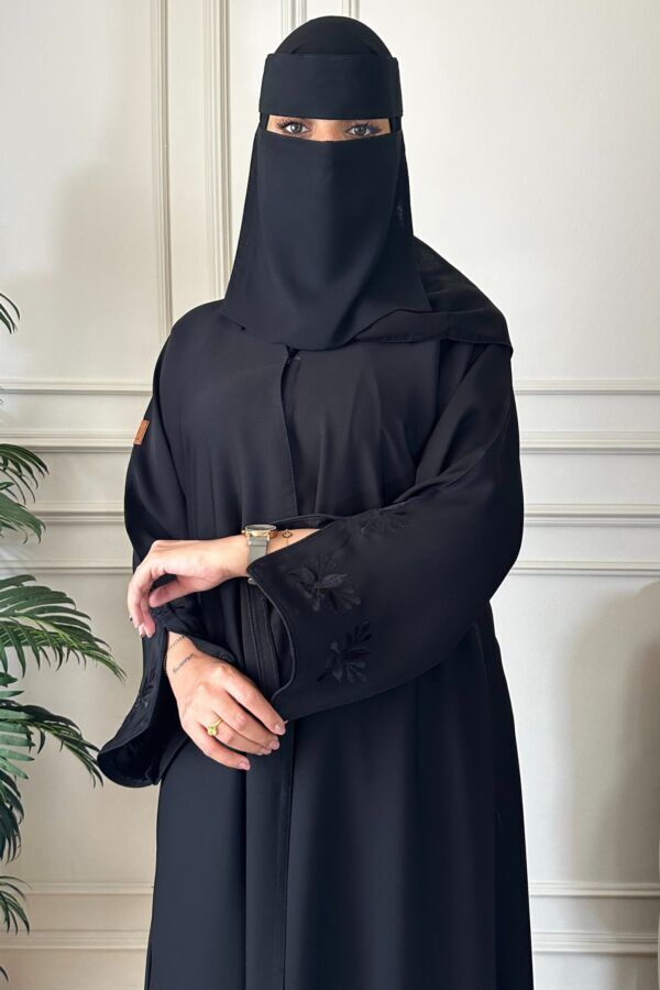 ⁦عباية مزينة بشك مخفي بلون اسود⁩ - الصورة ⁦2⁩