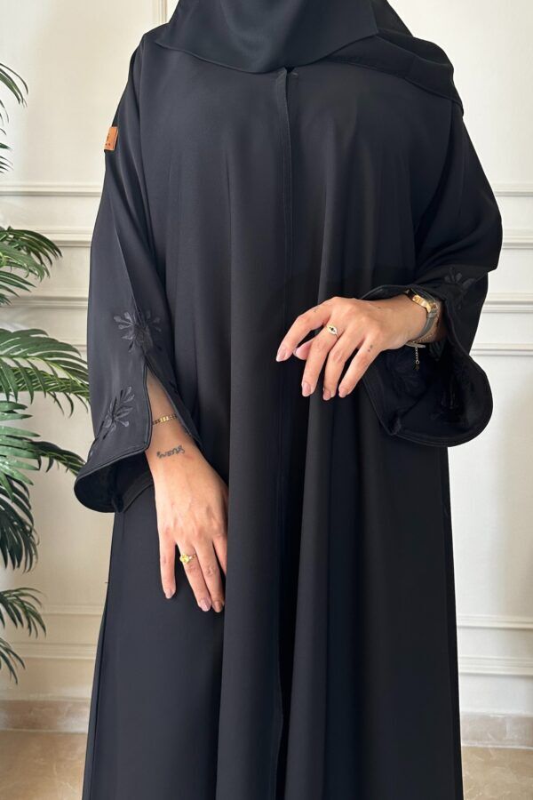 ⁦عباية مزينة بشك مخفي بلون اسود⁩ - الصورة ⁦3⁩