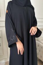 ⁦عباية مزينة بشك مخفي بلون اسود⁩ - الصورة ⁦4⁩
