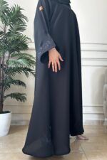 ⁦عباية مزينة بشك مخفي بلون اسود⁩ - الصورة ⁦6⁩