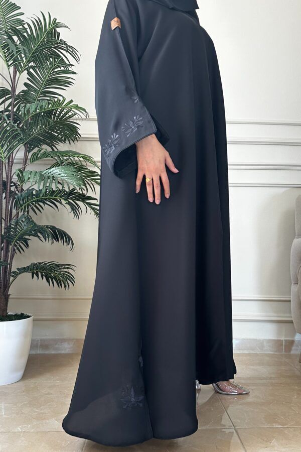 ⁦عباية مزينة بشك مخفي بلون اسود⁩ - الصورة ⁦6⁩