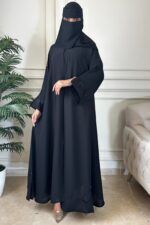 عباية مزينة بشك مخفي بلون اسود