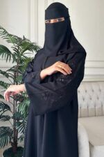 ⁦عباية باكمام مطرزة ورود اسود⁩ - الصورة ⁦2⁩