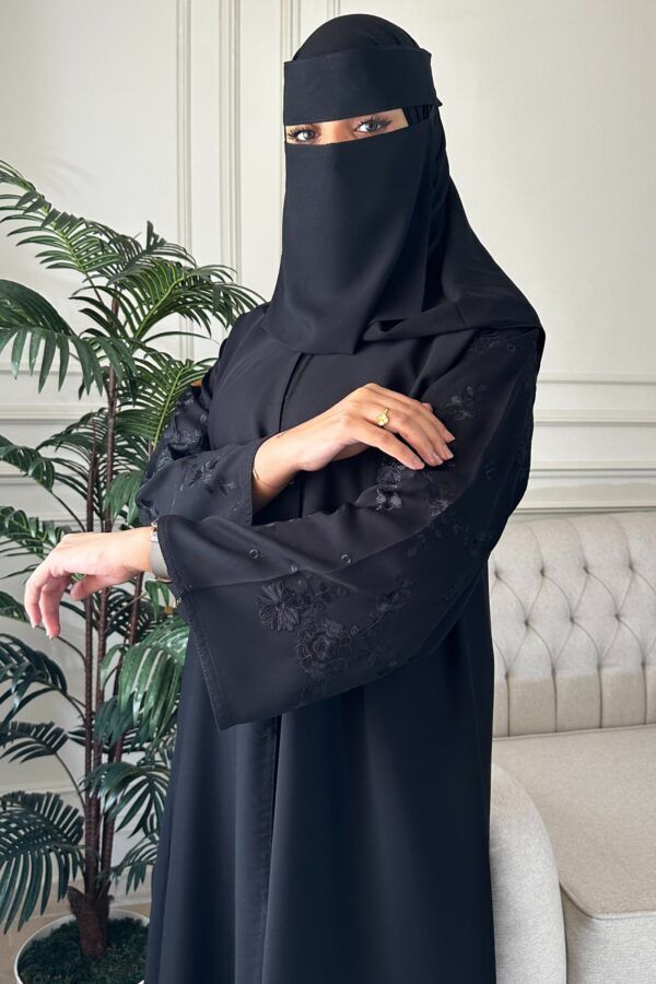 ⁦عباية باكمام مطرزة ورود اسود⁩ - الصورة ⁦2⁩