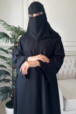 ⁦عباية باكمام مطرزة ورود اسود⁩ - الصورة ⁦3⁩