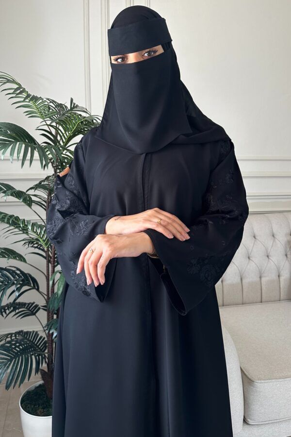 ⁦عباية باكمام مطرزة ورود اسود⁩ - الصورة ⁦3⁩