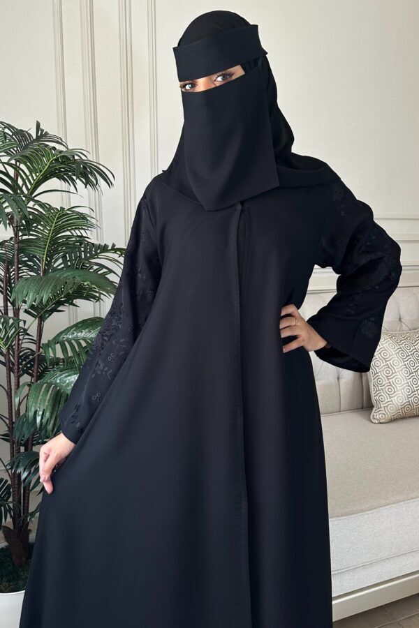 ⁦عباية باكمام مطرزة ورود اسود⁩ - الصورة ⁦4⁩