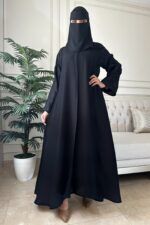 ⁦عباية باكمام مطرزة ورود اسود⁩ - الصورة ⁦5⁩