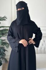 ⁦عباية باكمام مطرزة ورود اسود⁩ - الصورة ⁦6⁩