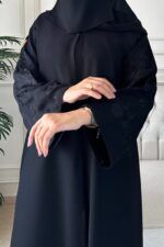 عباية باكمام مطرزة ورود اسود